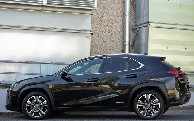 Lexus UX cena 115500 przebieg: 66098, rok produkcji 2019 z Bierutów małe 781